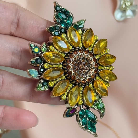 ⚜️❤️‍🔥 Yellow and Green Gemstone Sunflower Brooch 🌻💎 - Picture 5 of 7